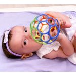 Oball - lyukacsos labda, rágóka, élénk színben, 10 cm